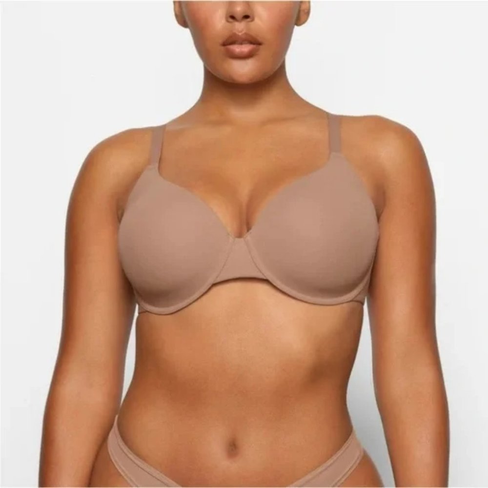 NWT Skims Women’s Tan Fits Everybody T-Shirt Bra in Sienna in a size 40D.